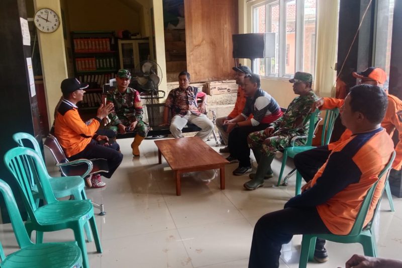 Muspika Wonotunggal dan BPBD Batang lakukan pendataan kerugian Korban angin puting beliung di Desa Wates