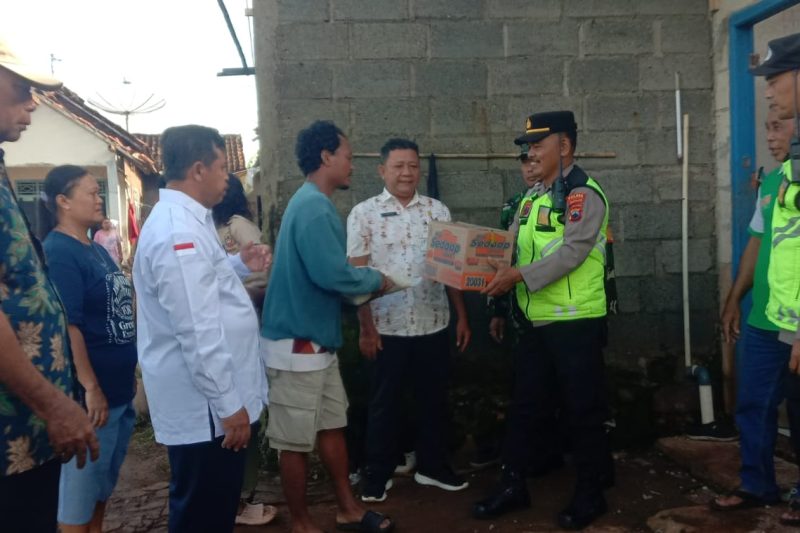 Forkopimcam Tulis berikan bantuan sembako kepada Warga terdampak hujan angin di beberapa Desa di Kec.Tulis