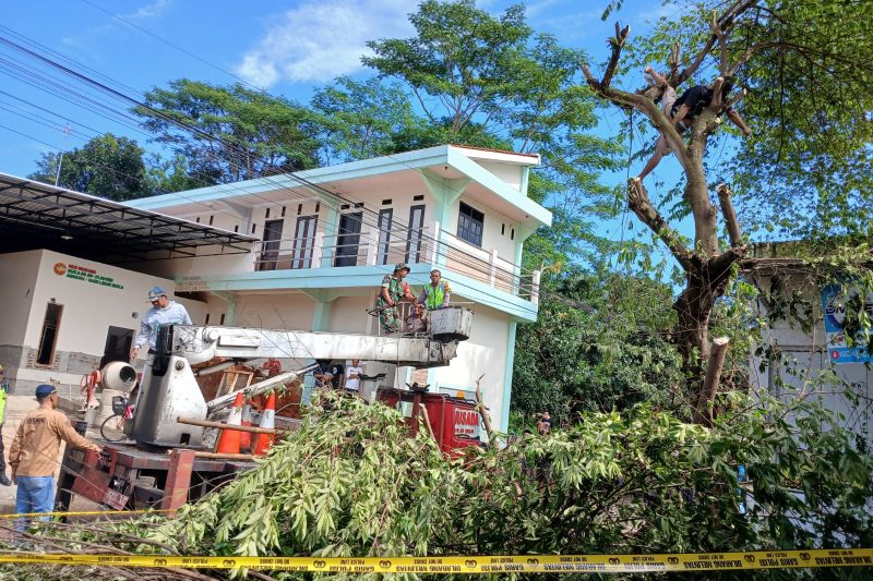 Anggota Koramil 12/Tulis dan Polsek Tulis laksanakan evakuasi korban tersengat listrik di Desa Jurang Kec.Kandeman