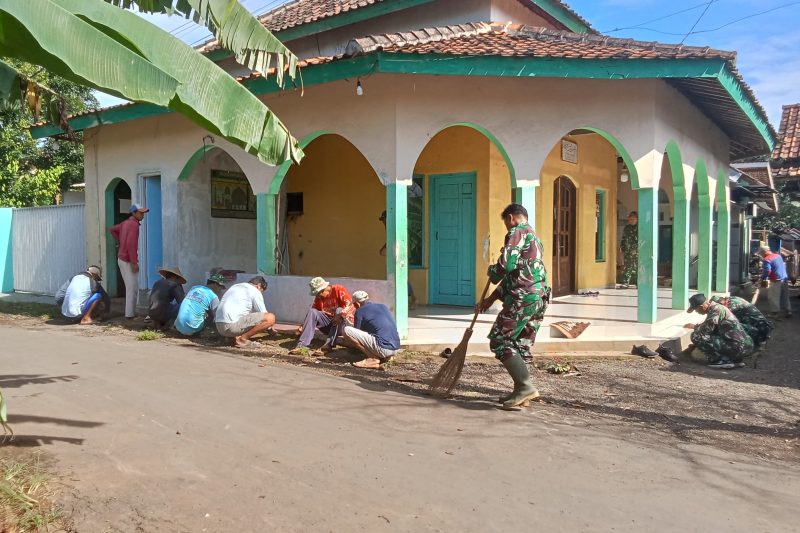 Anggota Koramil 12/Tulis ikut serta dalam kegiatan pembersihan fasilitas umum mushola yang bertempat di Desa Kandeman Kec.Kandeman