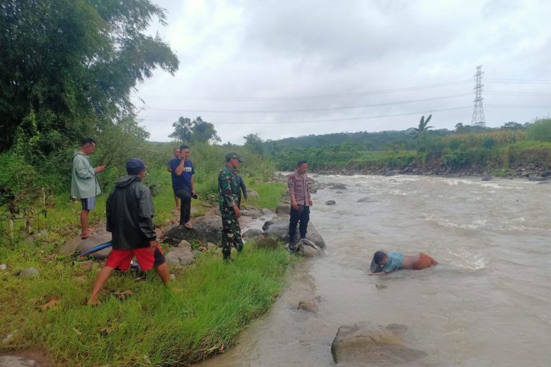BABINSA KORAMIL 01 LIMPUNG MELAKSAANAKAN KEGIATAN EVAKUASI PENEMUAN MAYAT DI DESA SRAGAN KEC. TERSONO KAB. BATANG