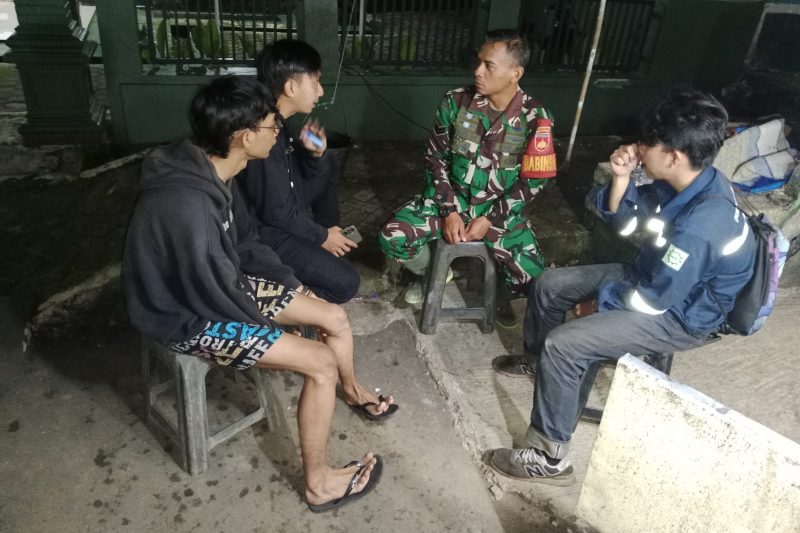 Babinsa Koramil 09/Blado melaksanakan patroli dan komunikasi sosial di Kec.Blado