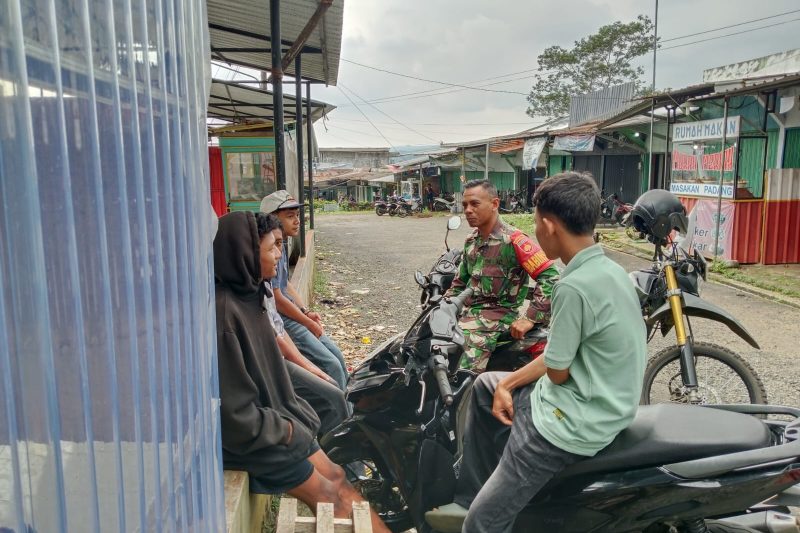 Babinsa Koramil 09/Blado melaksanakan patroli wilayah dan komunikasi sosial di Desa Blado kec,Blado