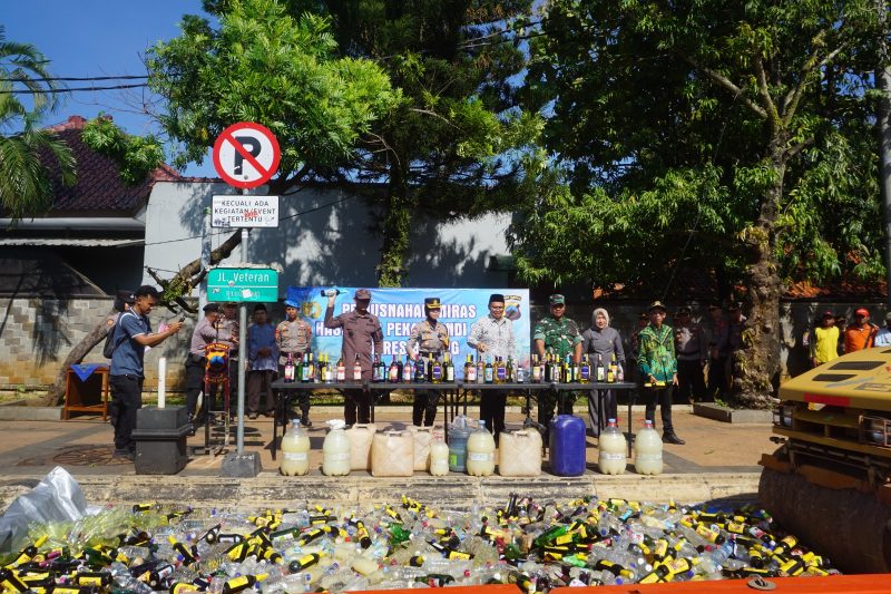 Dandim 0736/Batang Hadiri Pemusnahan Barang Bukti Miras