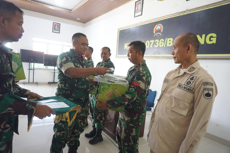 Dandim 0736/Batang Berikan Bingkisan kepada Personel dan PNS Jelang Idul Fitri