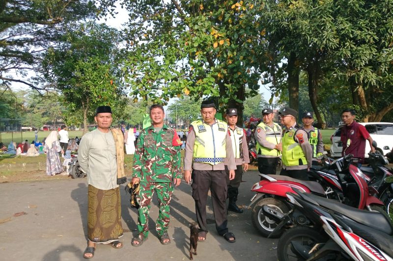 Babinsa Dan Bhabinkamtibmas Proyonanggan Selatan Amankan Warga Muhammadiyah Sholat Idul Fitri