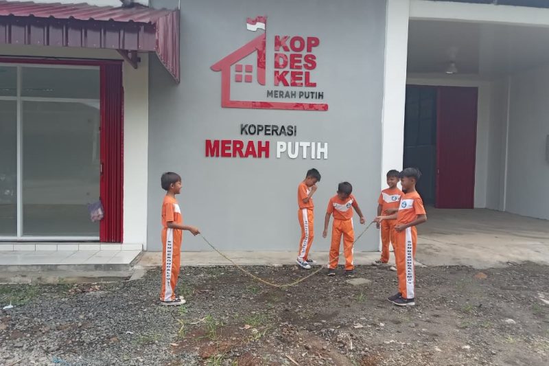 Halaman Koprasi Merah Putih di Manfaatkan Anak SD Untuk Olah Raga Dan Bermain