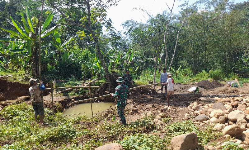 Pemasangan Patok Pondasi Sebagai Langkah Awal Pembagunan Jembatan Garuda