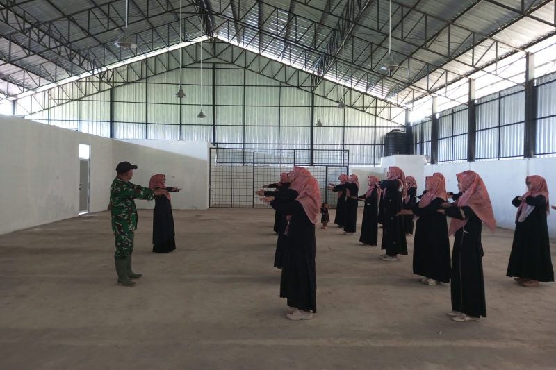 Ibu ibu Hamil  Memanfaatkan Gudang Koprasi Merah Putih Untuk Kegiatan Senam
