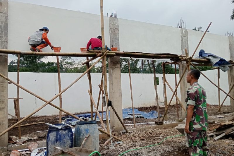 Babinsa Pantau Pembangunan Gedung Gerai Koperasi Merah Putih Desa Reban