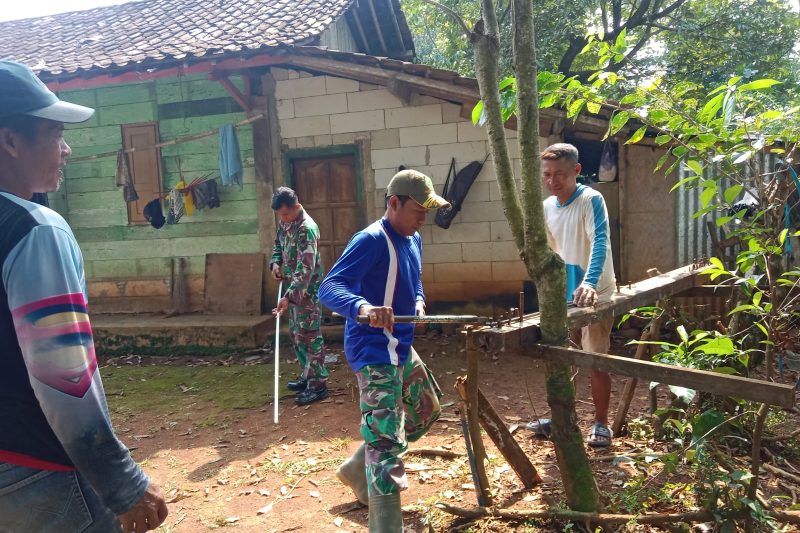 Babinsa Bersama Warga Siapkan Besi untuk Pembangunan Jembatan Garuda