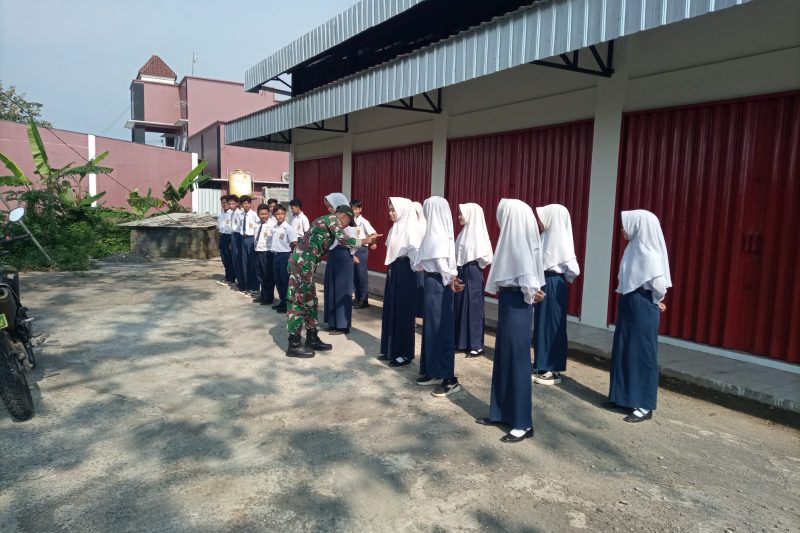 Babinsa Latih PBB Siswa SMP di Halaman Koperasi Merah Putih