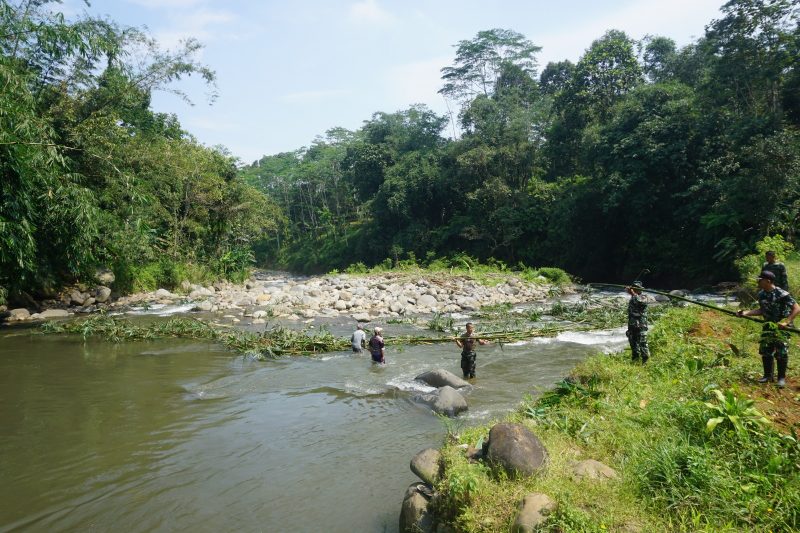 TNI Bersama Warga Gotong Royong Cari Bambu untuk Persiapan Patok Jembatan Garuda ‎