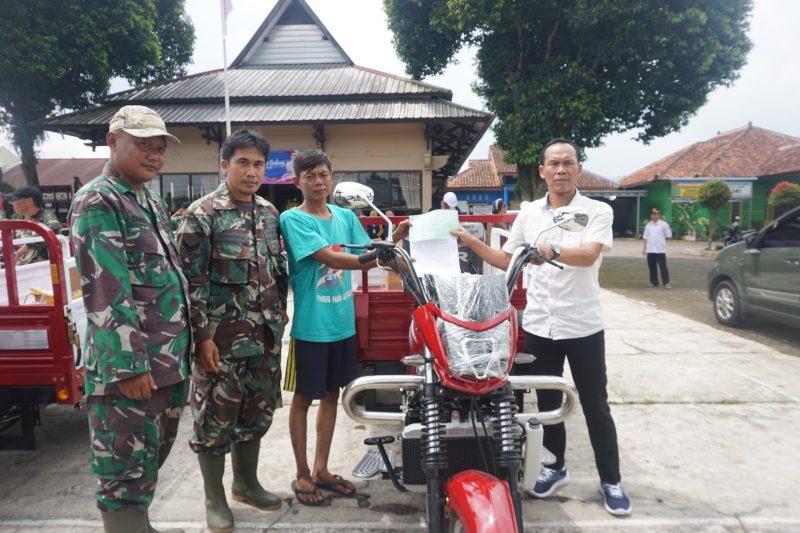Babinsa Dampingi Kegiatan Penyerahan Kendaraan Roda 3 untuk Koperasi merah putih