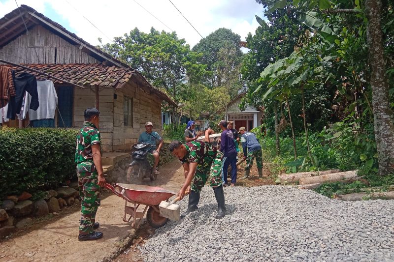 Semangat Gotong Royong Babinsa Bersama warga Melangsir Material  Bangunan