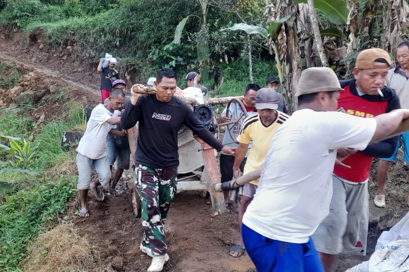 Kompak Percepat Pembangunan, Babinsa Bersama Warga Pindahkan Mesin Molen