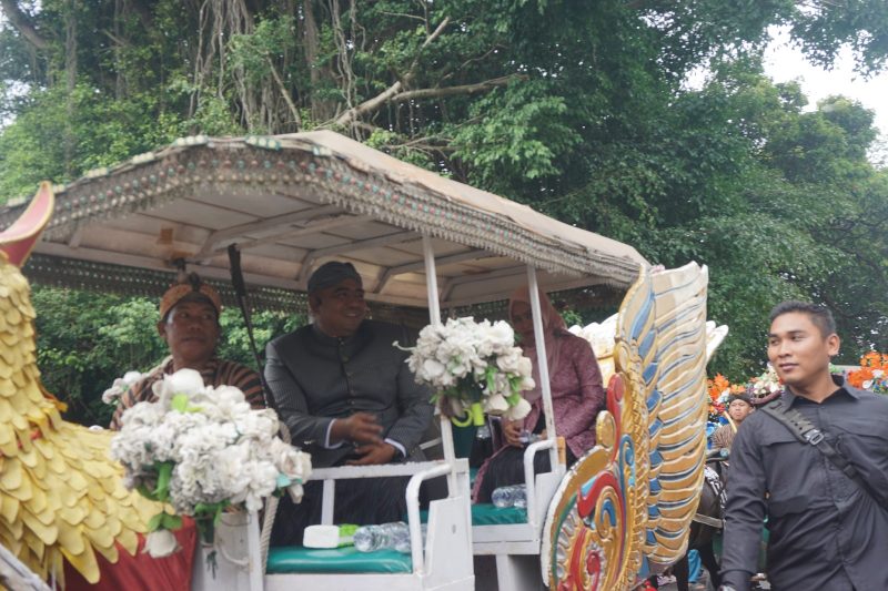 Dandim 0736/Batang Bersama Ibu Ikuti Kirab Budaya HUT Kabupaten Batang ‎