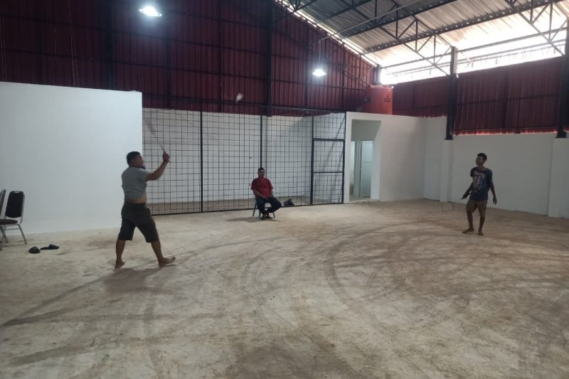 Melepas Penat, Para Pekerja Bermain Bulu Tangkis Di Gedung Koperasi Merah Putih