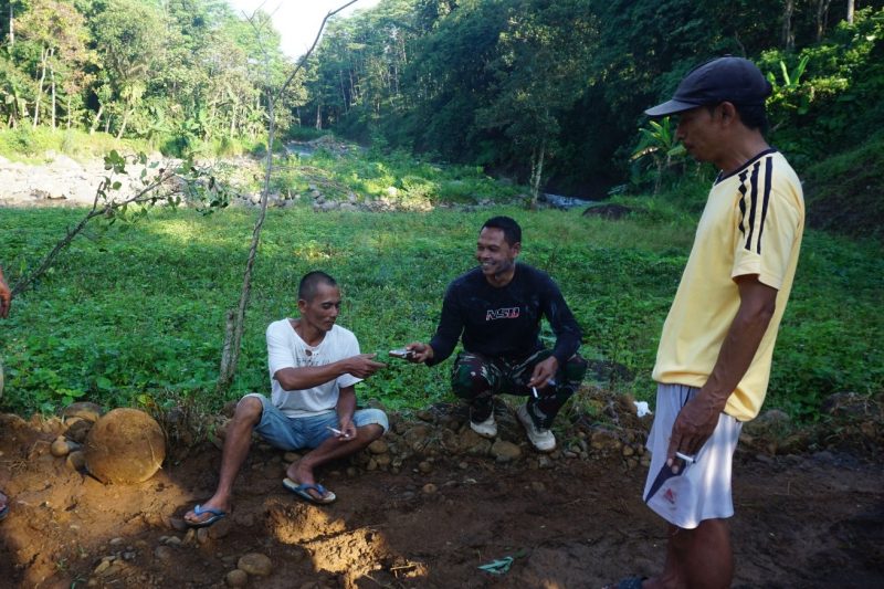 Kebersamaan Babinsa dan Warga Saat Istirahat di Lokasi Pembangunan Jembatan Garuda