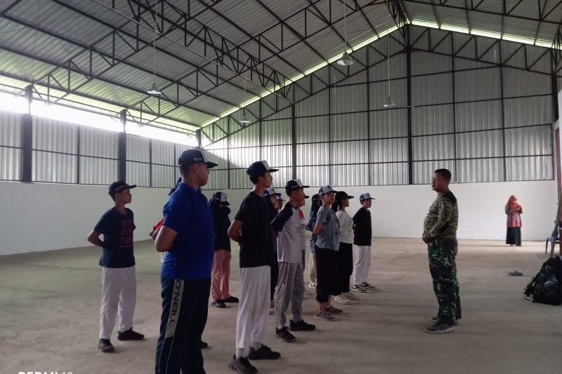 Cuaca  Hujan ,Babinsa latih PBB di Dalam Gedung Koperasi Merah Putih ‎