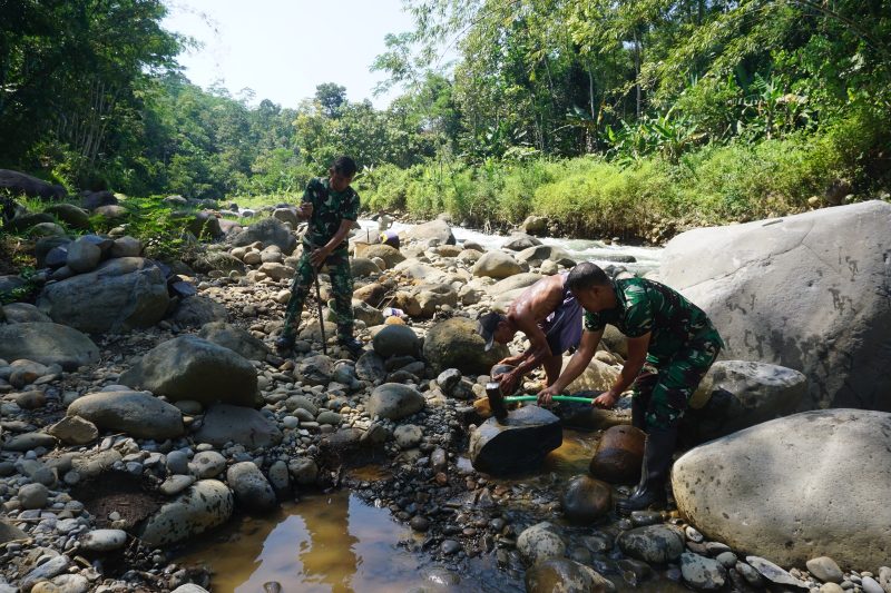 Babinsa 07/Bandar Bersama Warga Pecahkan Batu Sungai Matrial cor tanggul Jembatan Garuda ‎
