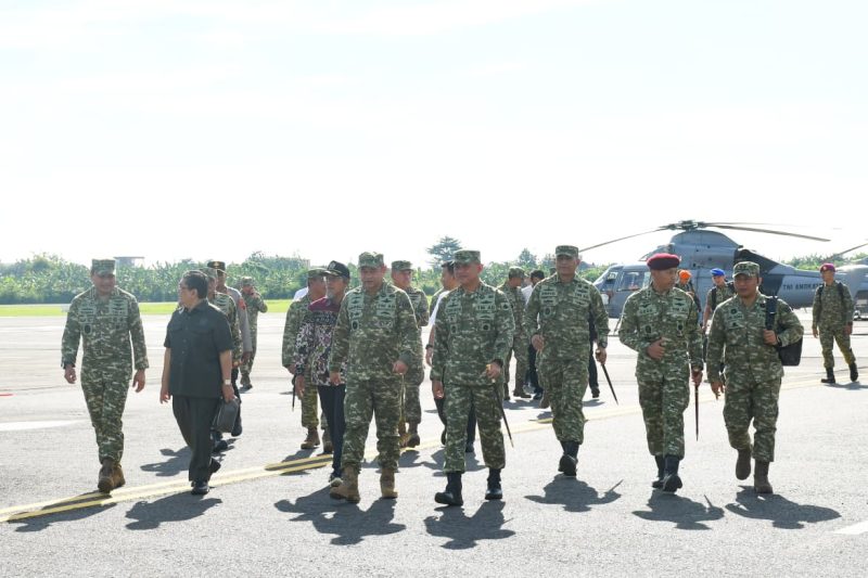 Pangdam IV/Diponegoro Dampingi Menhan dan Panglima TNI Tinjau Latihan Operasi Laut Gabungan 2026