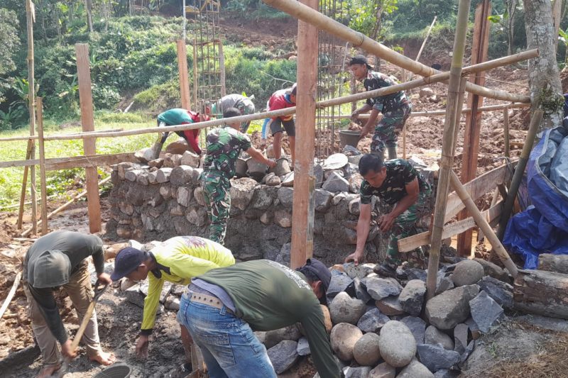 Semangat TNI Bersama Warga Bangun Pondasi Jembatan Garuda