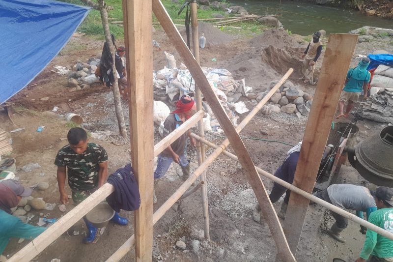 Manfaatkan Mesin Molen, Babinsa Koramil 07/Bandar Ajak Warga Cor Tanggul Jembatan Garuda