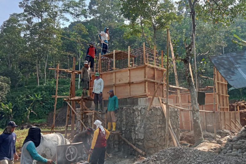 Babinsa 07/Bandar Bersama Warga Kebut Proses Pembuatan Jembatan Garuda