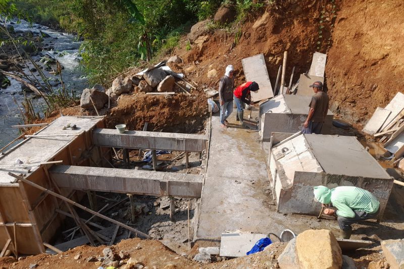 Pondasi Menara Pylon Tepi Jauh dan Angkur Box Di Rapikan