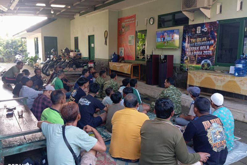 Keseruan Koramil Limpung dan Warga Nonton Bareng Piala Dunia 2026