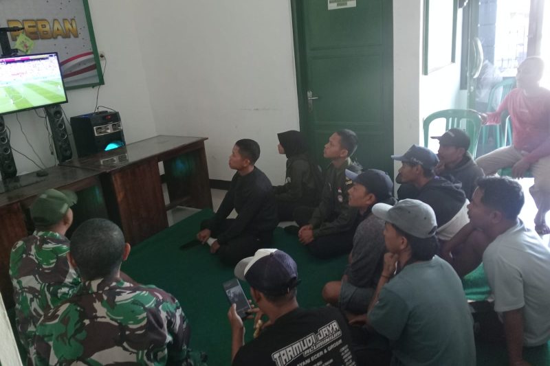 Masyarakat Antusias Nobar Piala Dunia Di Koramil 05/Reban