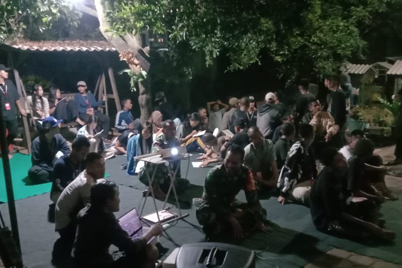 Babinsa Nobar Piala Dunia Bersama Warga Desa Brayo