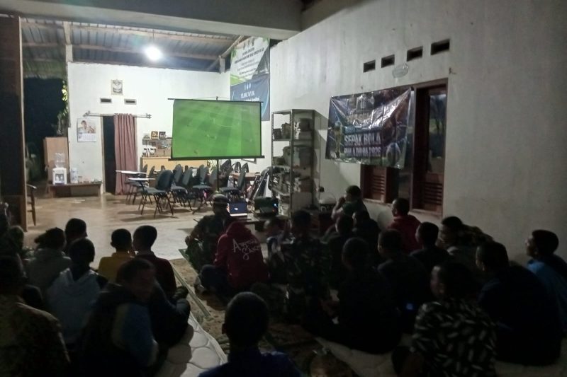 Keseruan Nobar Bola Gembira, di Halaman Koramil 08/Wonotunggal