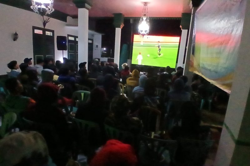 Seru!!! TNI dan Warga Nobar Laga Semi Final Piala Dunia Argentina versus Ingris